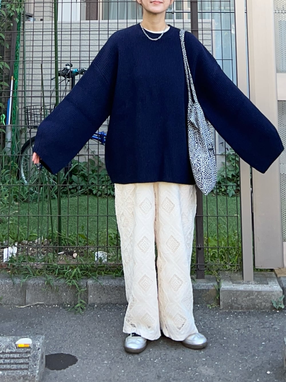 ホワイト系のその他パンツ、ブルー系のニット/セーター、シルバー系のスニーカーを着用したレディースの秋コーディネートの3枚目の写真