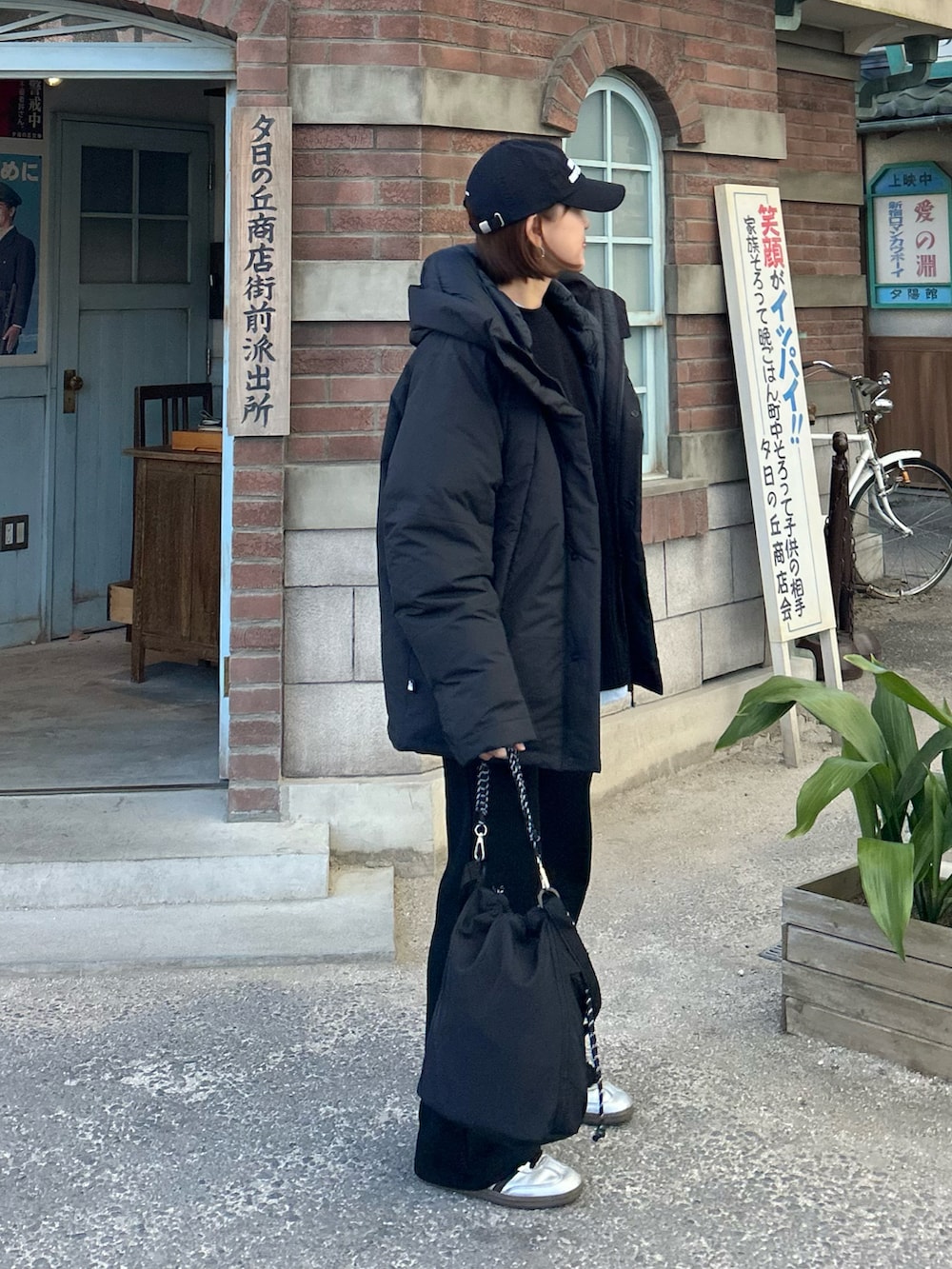 ブラック系のニット/セーター、ブラック系のダウンジャケット/コート、ブラック系のその他パンツを着用したレディースの冬コーディネートの3枚目の写真