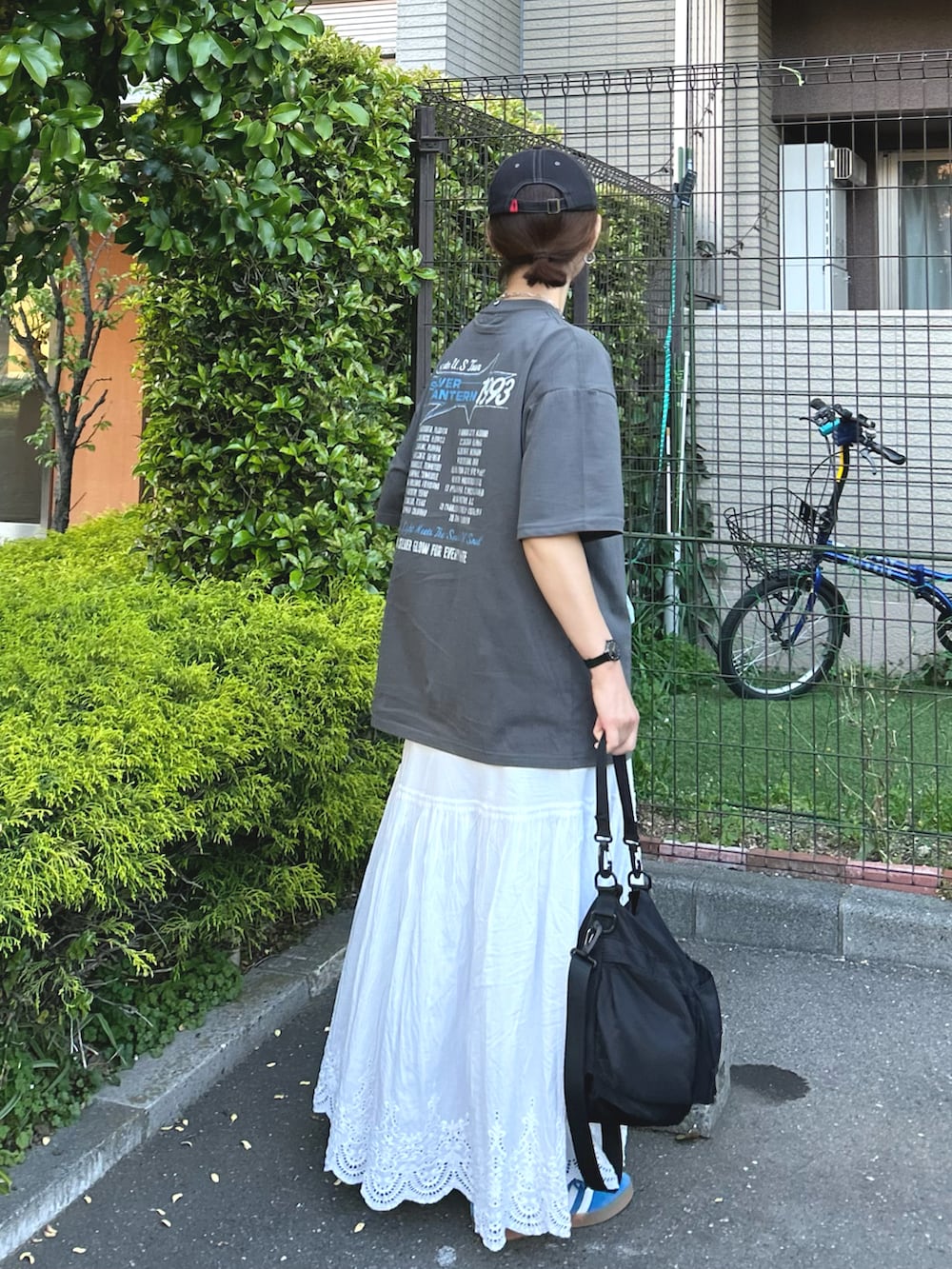 「春夏コーデ、夏コーデ、Tシャツ、プリントT、ロングスカート、スニーカー、キャップ、ショルダーバッグ、きれいめカジュアル、大人カジュアル、休日スタイル、プチプラ」｜「CORNERS by KRのCORNERS by KR コットンレーススカート（スカート、ホワイト系）」を使った、ＫＲさん（レディース・159cm）の春コーディネートの4枚目の写真