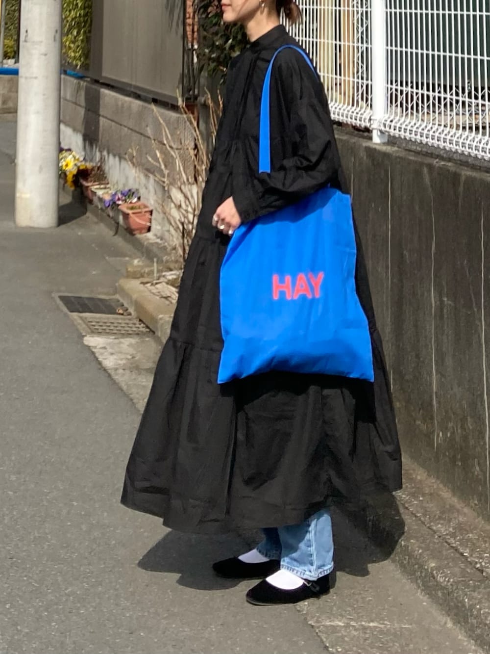 「ゆるコーデ、春コーデ、ブラックコーデ、プチプラ、ロングワンピース、シャツワンピ、ティアードスカート、きれいめカジュアル、レイヤードスタイル、休日スタイル、トートバッグ、ブルー、カラーパレット、カンフーシューズ、GU」｜「eachのピンタックティアードワンピース（シャツワンピース、ブラック系）」を使った、ＫＲさん（レディース・159cm）の冬コーディネートの5枚目の写真