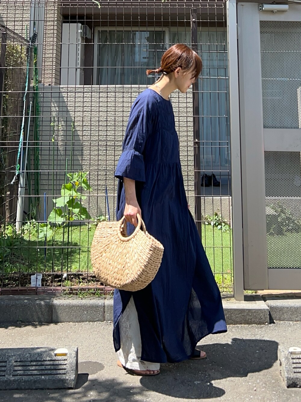 ホワイト系のその他パンツ、ブルー系のワンピース、ベージュ系のかごバッグを着用したレディースの夏コーディネートの4枚目の写真