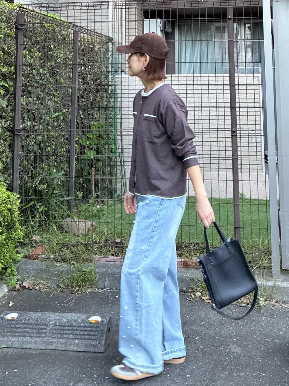 グレー系のカーディガン/ボレロ、ブラック系のショルダーバッグを着用したレディースの秋コーディネートの5枚目の写真
