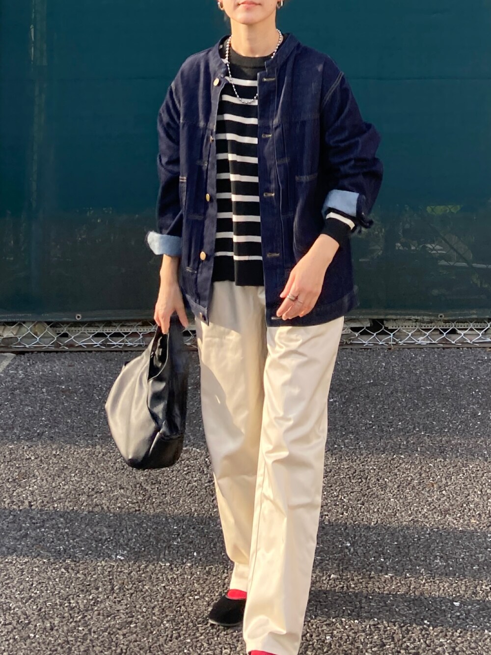 「秋コーデ、秋服準備はじめました、シンプルコーデ、大人カジュアル、きれいめカジュアル、デニム、デニムジャケット、ボーダー、シェフパンツ、チノパン、カラーソックス、カンフーシューズ、ハンドバッグ、プチプラ、休日スタイル」｜「LBCのLBCデニムノーカラージャケット（デニムジャケット、ブルー系）」を使った、ＫＲさん（レディース・159cm）の秋コーディネートの2枚目の写真