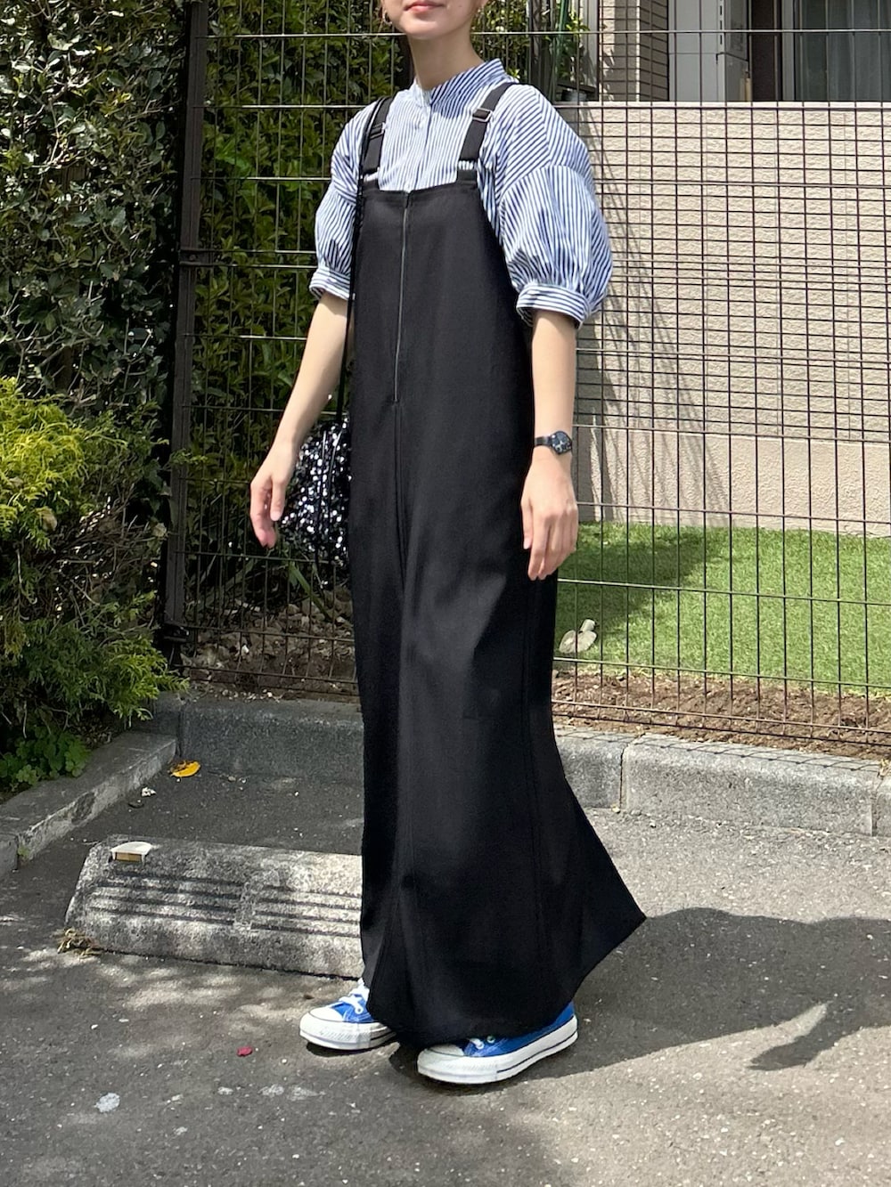 ブルー系のシャツ/ブラウス、ブラック系のワンピース、シルバー系のハンドバッグを着用したレディースの春コーディネートの3枚目の写真