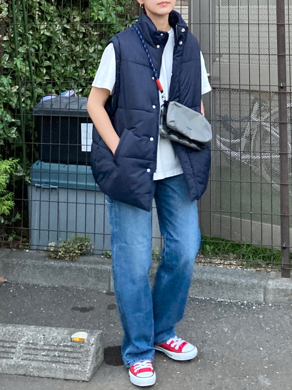「秋服準備はじめました、秋コーデ、シンプルコーデ、レイヤードスタイル、休日スタイル、アウトドアスタイル、ストリート、プチプラ、ダウンベスト、ベスト、デニム、コンバース、スニーカー、ショルダーバッグ、きれいめカジュアル」｜「notch.の【 notch. by KR 】パデッドベスト（ダウンベスト、ブルー系）」を使った、ＫＲさん（レディース・159cm）の秋コーディネートの3枚目の写真