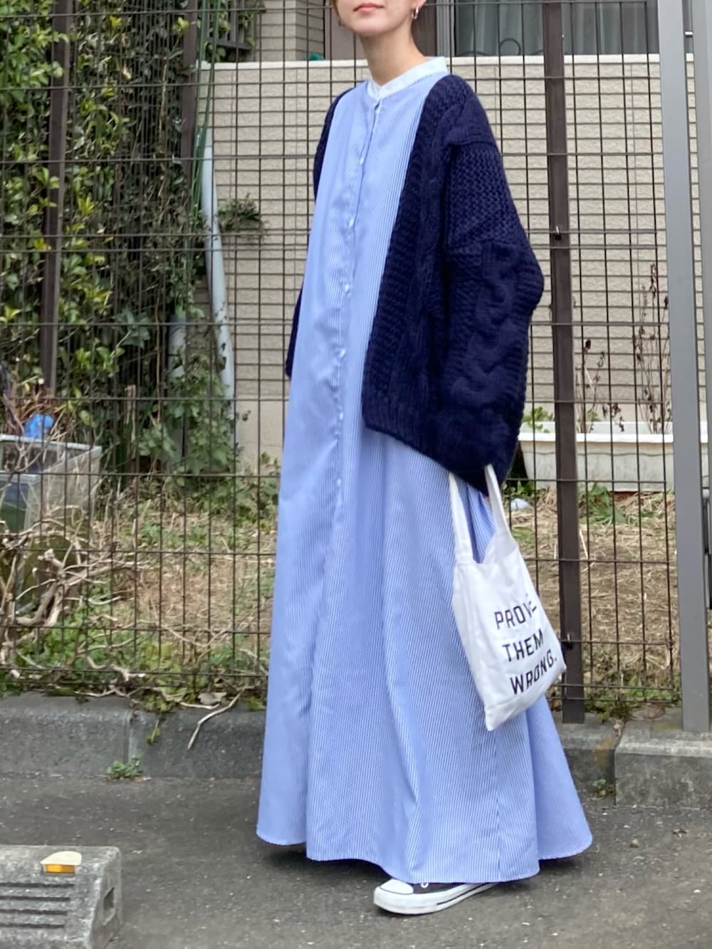 ブルー系のワンピース、ブルー系のカーディガン/ボレロ、シルバー系のピアス（両耳用）を着用したレディースの冬コーディネートの3枚目の写真