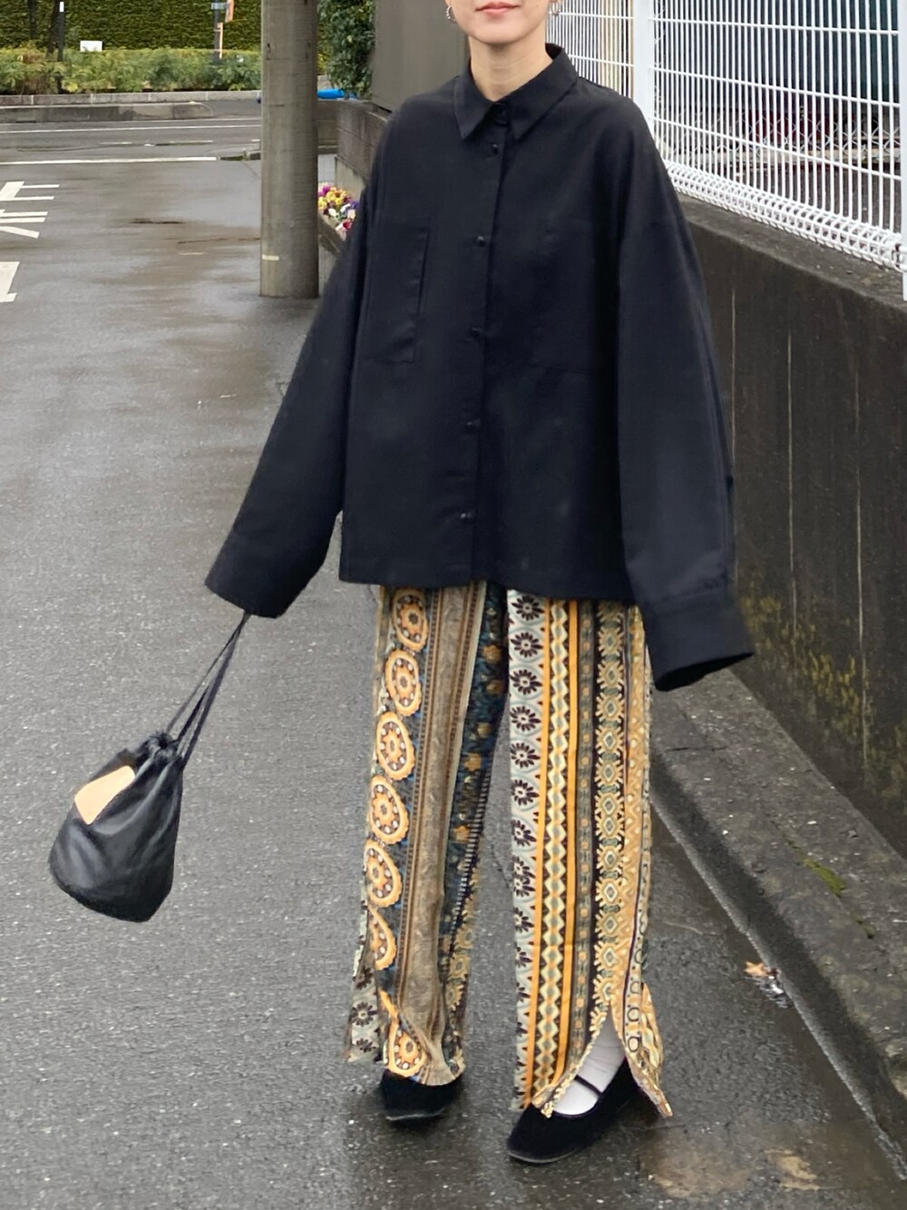 ブラック系のシャツ/ブラウス、イエロー系のその他パンツを着用したレディースの冬コーディネートの5枚目の写真