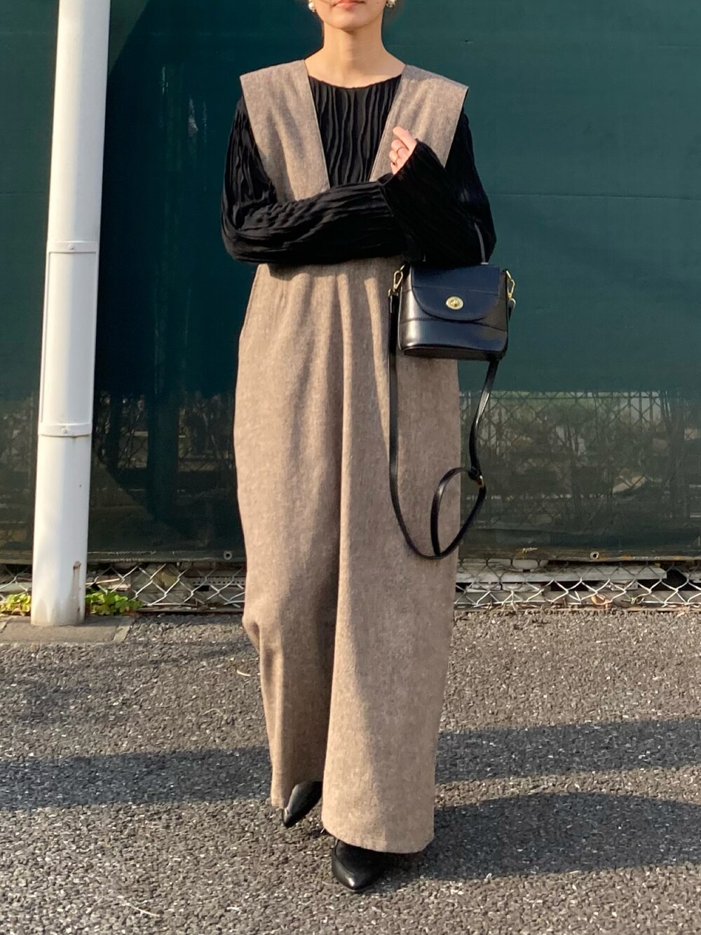 「春服デビュー宣言、春服みてみて、シンプルコーデ、ママコーデ、きれいめカジュアル、大人カジュアル、プチプラ、シアーシャツ、ジャンパースカート、ロングワンピース、selectmoca、ミニバッグ、スクエアバッグ、レースアップシューズ」｜「select MOCAの2023 SS クリンクルシアーカットソー（Tシャツ/カットソー、ブラック系）」を使った、ＫＲさん（レディース・159cm）の春コーディネートの4枚目の写真