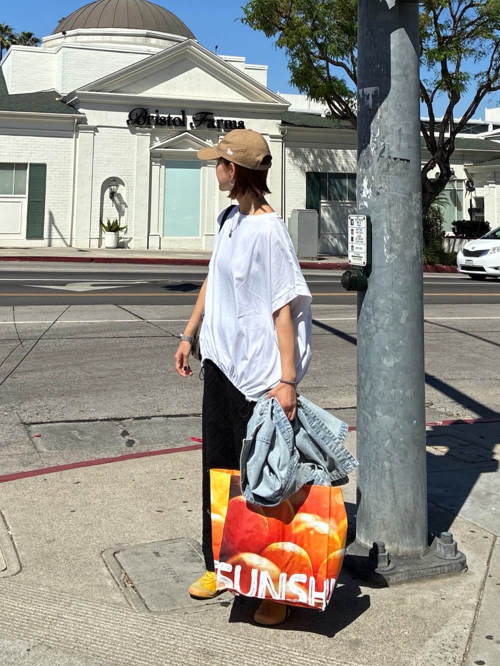 ホワイト系のTシャツ/カットソー、ブラック系のその他パンツ、シルバー系のショルダーバッグを着用したレディースの夏コーディネートの3枚目の写真