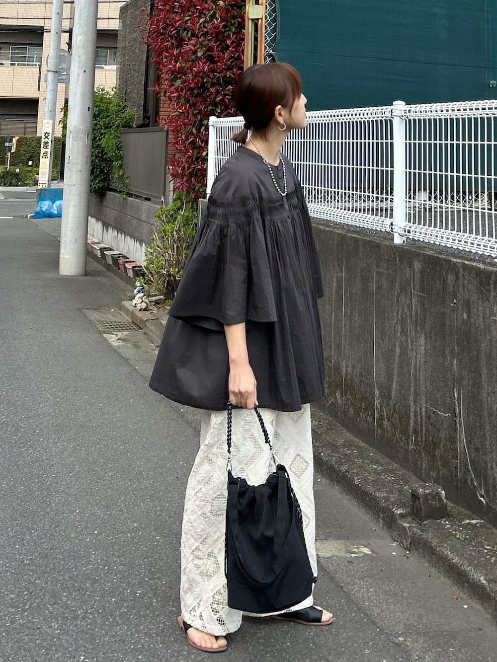 「夏ルックで気分アップ、夏コーデ、シンプルコーデ、お出かけコーデ、休日スタイル、シャツスタイル、シアートップス、ブラウス、レースパンツ、きれいめカジュアル、プチプラ、モノトーン、サンダル、ショルダーバッグ」｜「notch.の【 notch. by KR 】ピンタックフレアブラウス（シャツ/ブラウス、グレー系）」を使った、ＫＲさん（レディース・159cm）の夏コーディネートの4枚目の写真