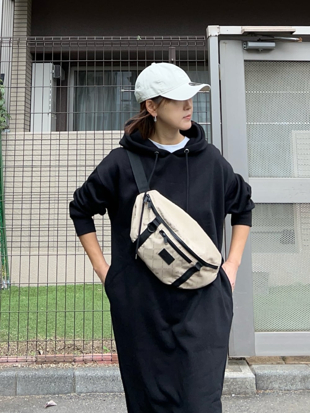 ブラック系のワンピース、その他のショルダーバッグ、ブラック系のスニーカーを着用したレディースの冬コーディネートの5枚目の写真