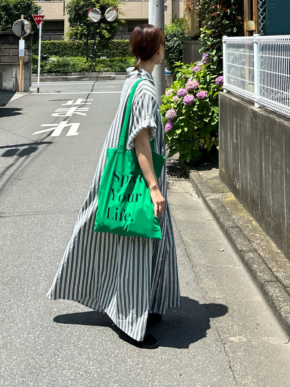 「お出かけコーデ、夏コーデ、プチプラ、アツいコーデ全部見せ、シンプル、きれいめカジュアル、ワンピース、シャツワンピ、ロングワンピース、トートバッグ」｜「CORNERSの【CORNERS by KR】サイドギャザーシャツワンピース（シャツワンピース、ブラック系）」を使った、ＫＲさん（レディース・159cm）の夏コーディネートの2枚目の写真