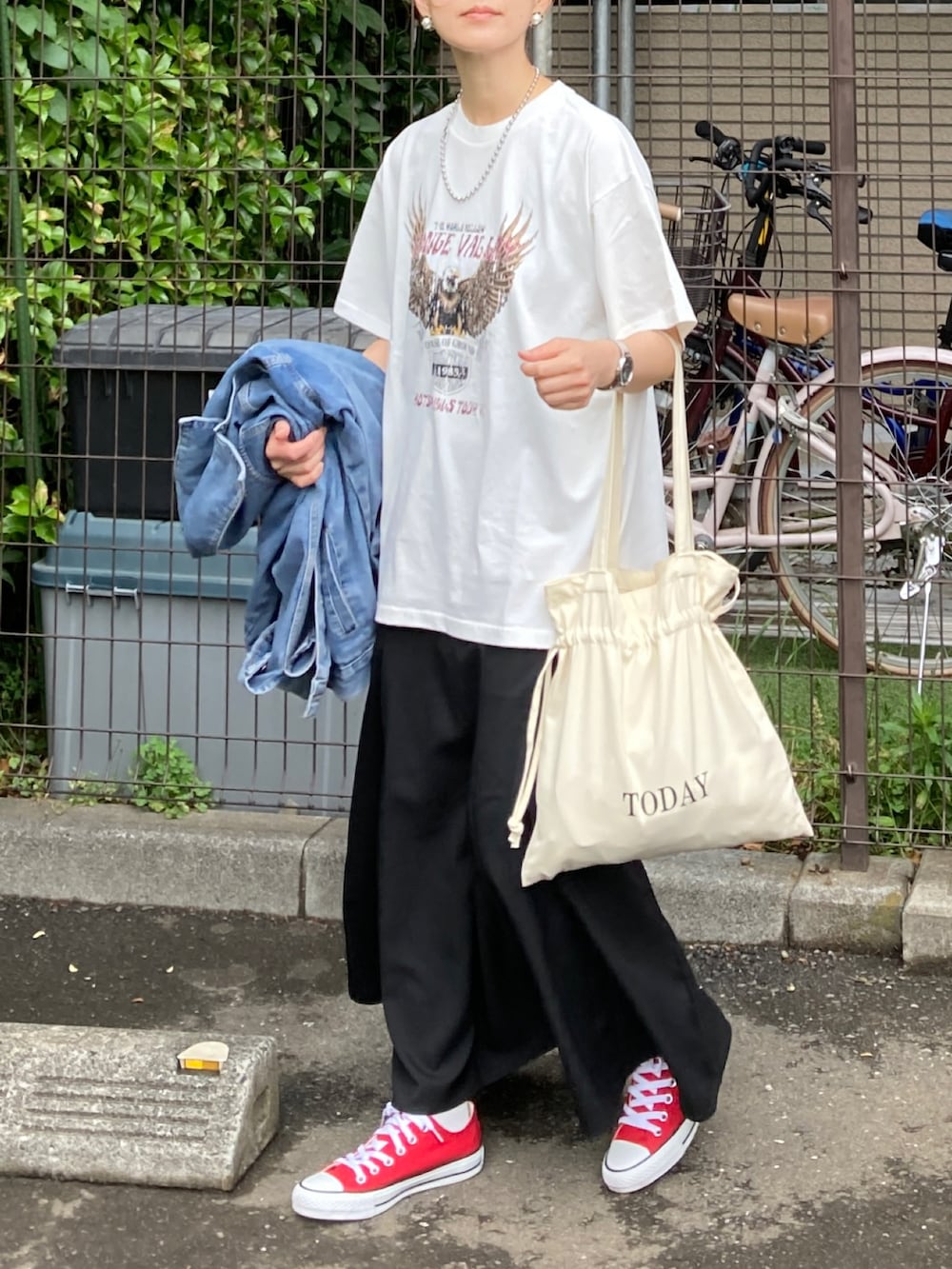その他のTシャツ/カットソー、ブルー系のデニムジャケット、ホワイト系のトートバッグを着用したレディースの春コーディネートの2枚目の写真