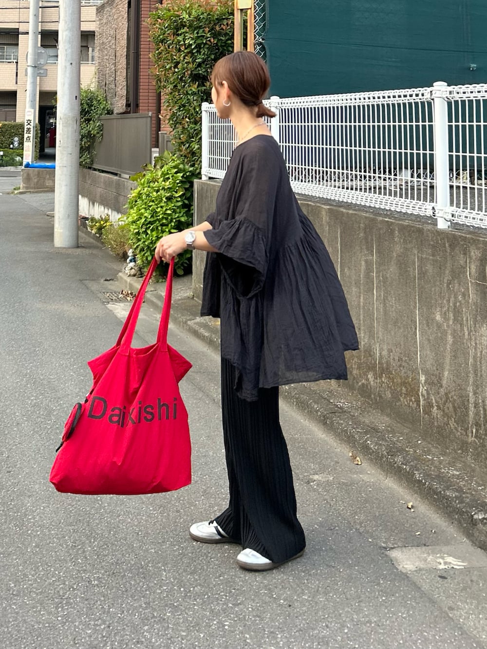 ブラック系のその他パンツ、ブラック系のシャツ/ブラウス、レッド系のトートバッグを着用したレディースの秋コーディネートの4枚目の写真