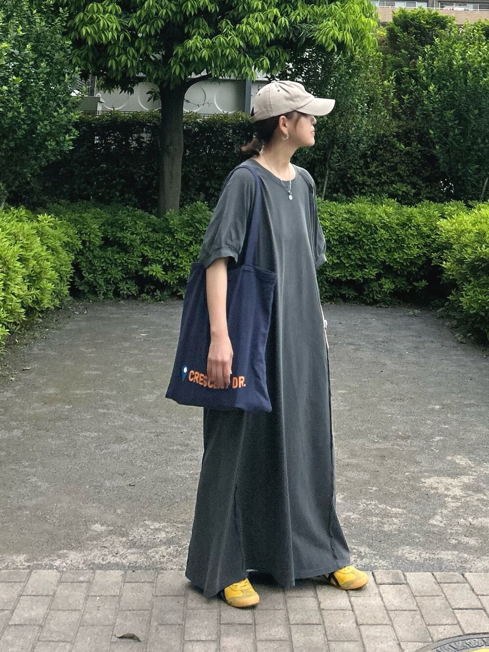 グレー系のワンピース、ブルー系のトートバッグを着用したレディースの春コーディネートの3枚目の写真