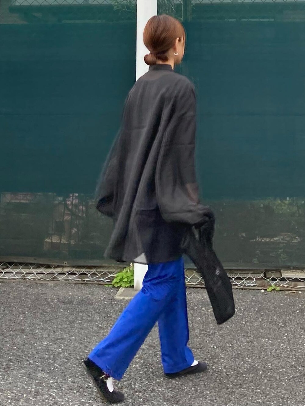 ブラック系のシャツ/ブラウス、ブラック系のショルダーバッグ、ブルー系のその他パンツを着用したレディースの春コーディネートの3枚目の写真