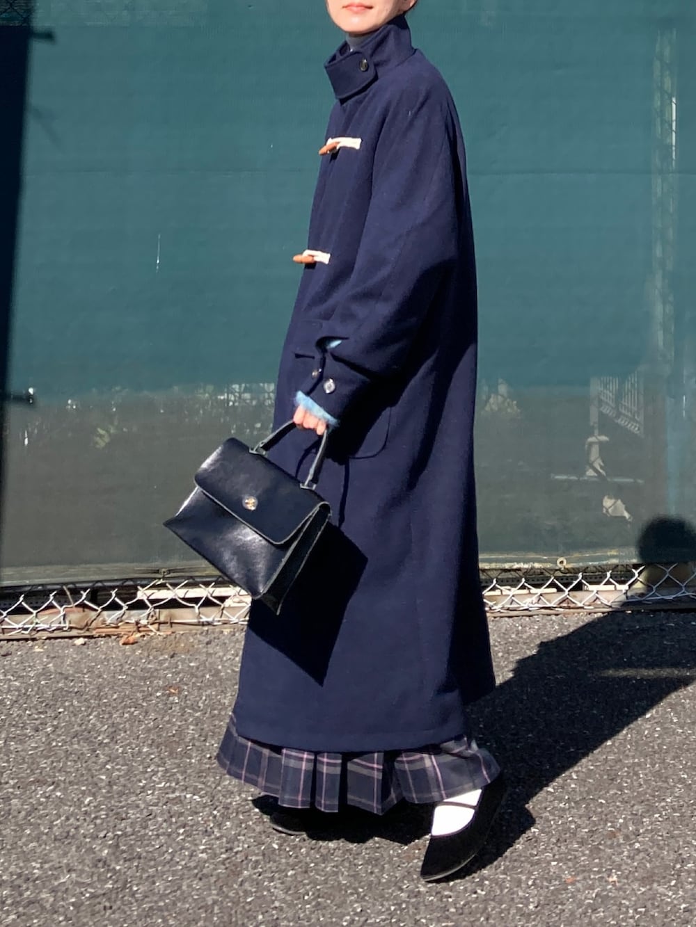 ブルー系のダッフルコート、ブルー系のカーディガン/ボレロ、ブルー系のスカートを着用したレディースの秋コーディネートの4枚目の写真