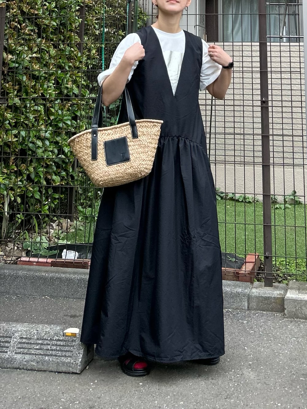 「きれいめカジュアル、大人カジュアル、シンプルコーデ、モノトーン、プチプラ、夏コーデ、白Tシャツ、プリントT、ワンピース、ロングワンピース、グルカサンダル、カラーソックス、かごバッグ、トートバッグ、休日スタイル」｜「notch.の箔プリント半袖Ｔシャツ（Tシャツ/カットソー、ホワイト系）」を使った、ＫＲさん（レディース・159cm）の春コーディネートの5枚目の写真