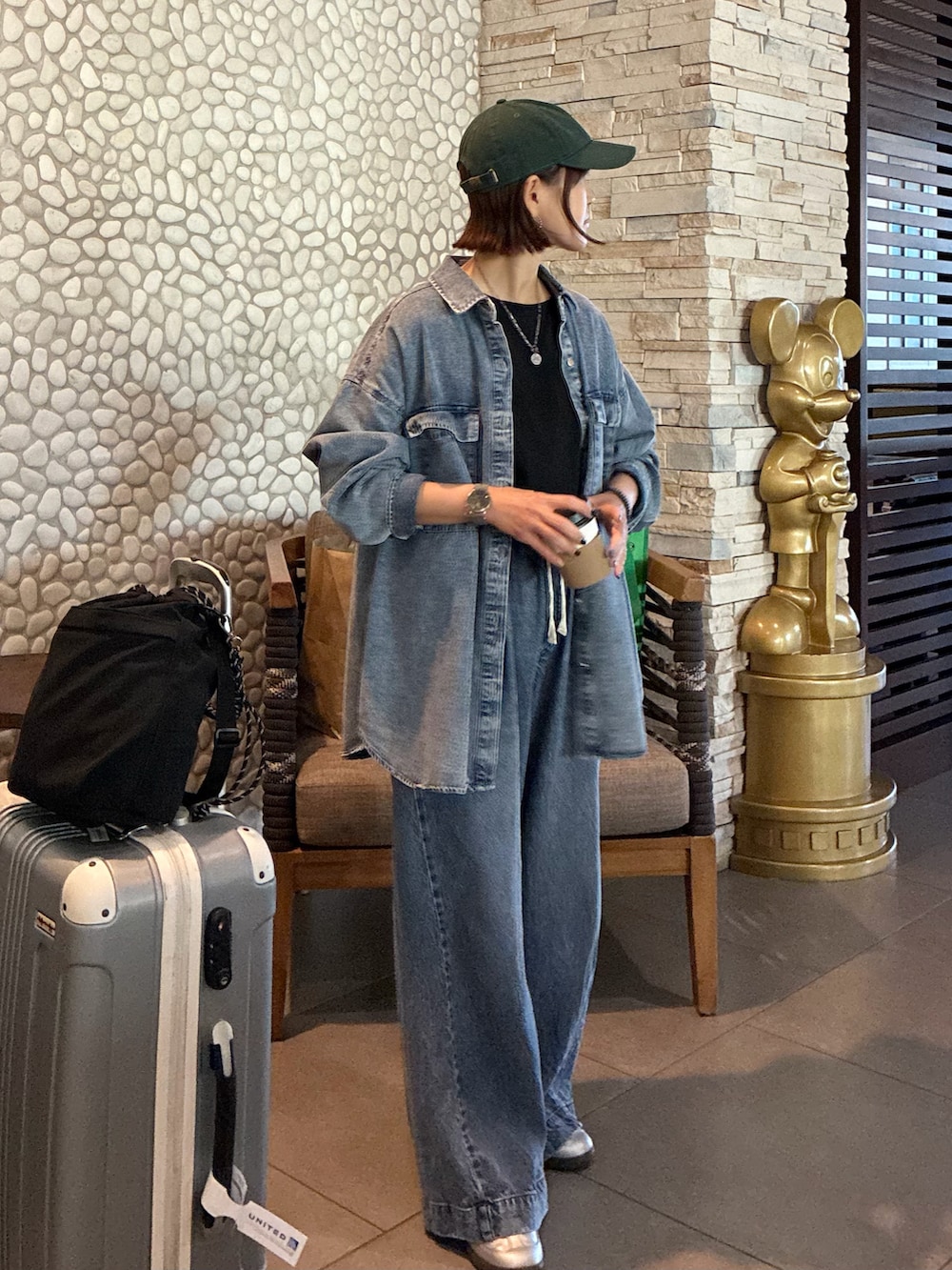 ブルー系のシャツ/ブラウス、ブラック系のショルダーバッグ、ブラック系のTシャツ/カットソーを着用したレディースの春コーディネートの3枚目の写真