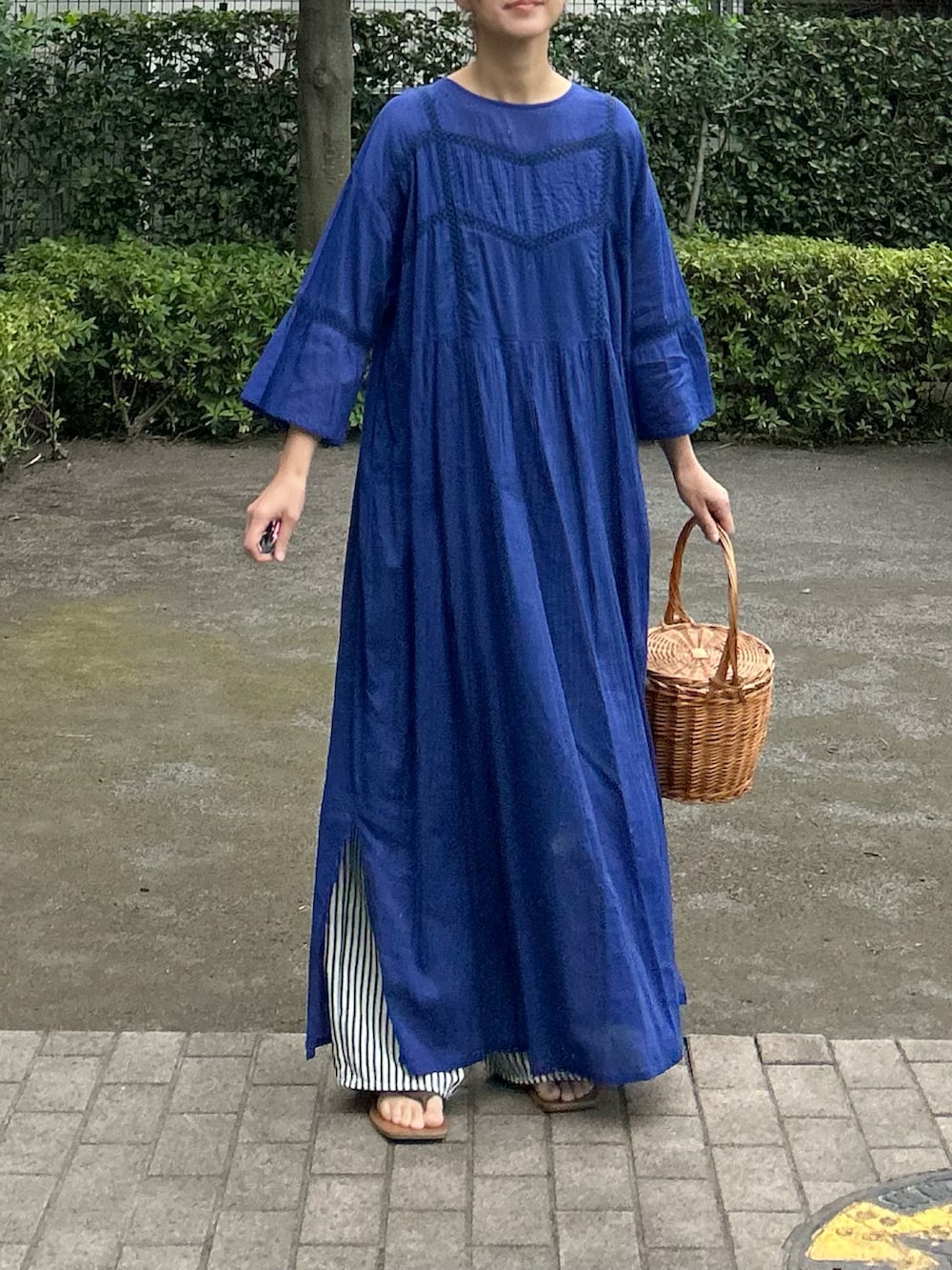 「レイヤードスタイル、休日スタイル、リゾートスタイル、ワンピース、ロングワンピース、夏コーデ、お出かけコーデ、デートコーデ、きれいめカジュアル、ワイドパンツ、プチプラ、サンダル、かごバッグ」｜「notch.の【 notch. by KR 】レース切替ルーズボイルワンピース（ワンピース、ブルー系）」を使った、ＫＲさん（レディース・159cm）の夏コーディネートの5枚目の写真