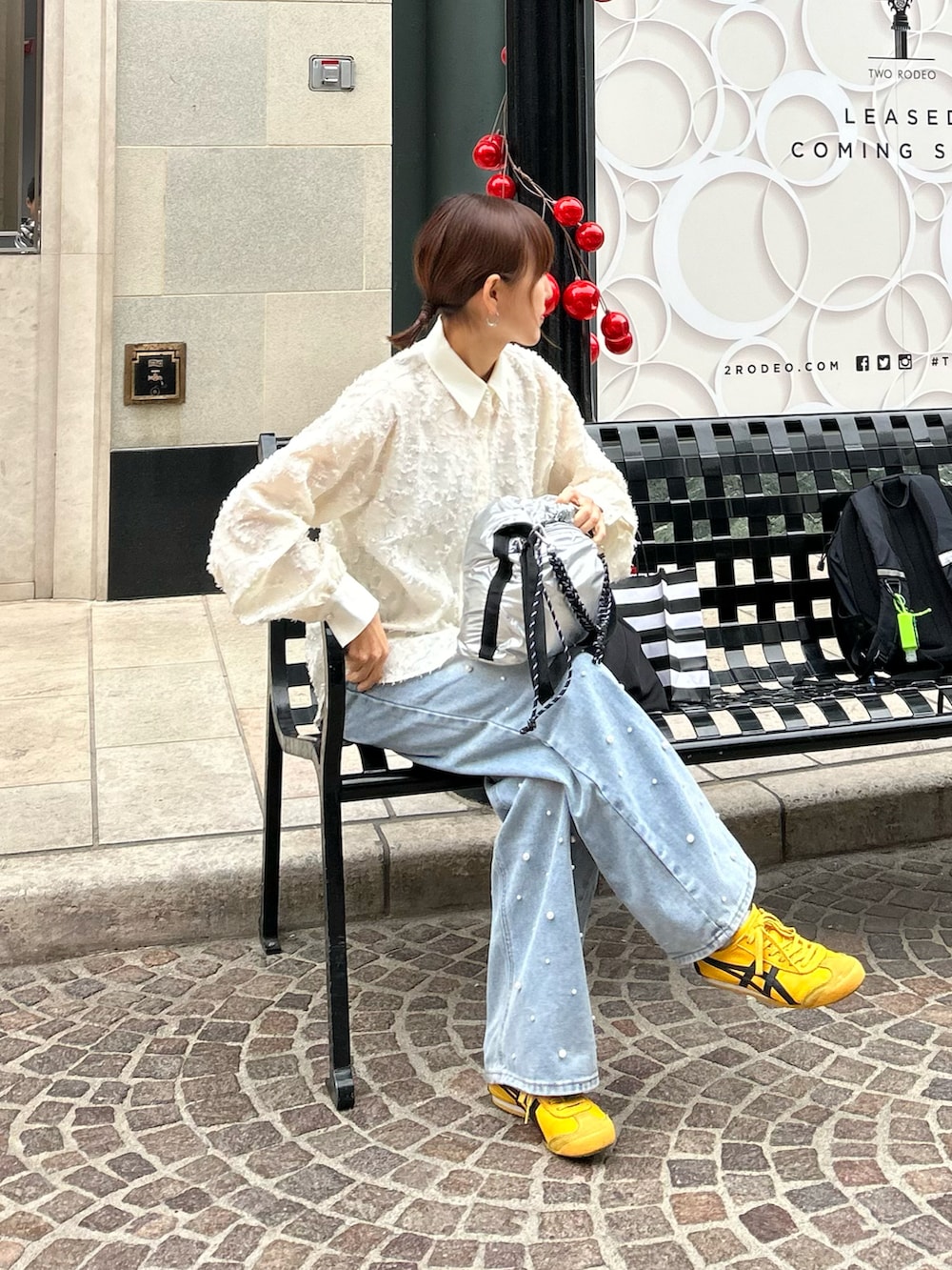 ホワイト系のシャツ/ブラウス、ブラック系のテーラードジャケット、シルバー系のトートバッグを着用したレディースの冬コーディネートの3枚目の写真