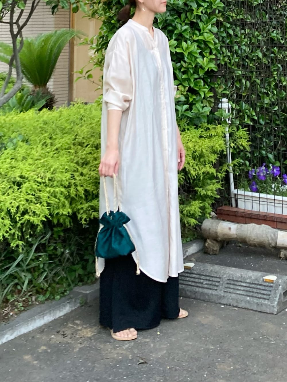 ベージュ系のシャツワンピース、ブラック系のその他パンツ、グリーン系のショルダーバッグを着用したレディースの春コーディネートの2枚目の写真