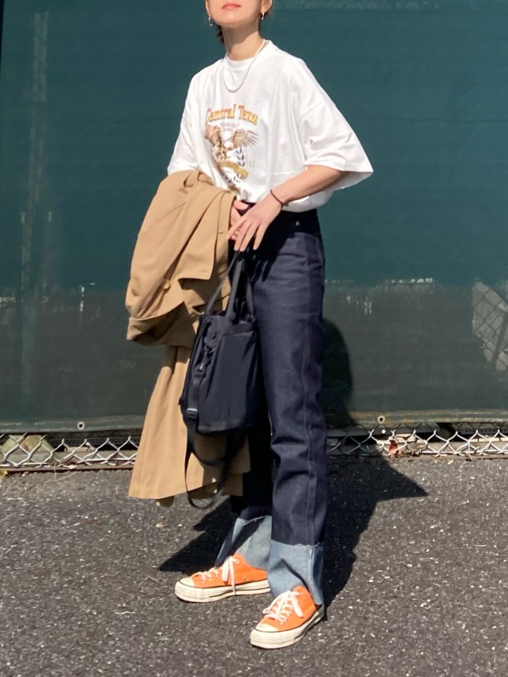 「ほめられ本命コーデ、シンプルコーデ、春コーデ、プチプラ、トレンチコート、ロングコート、プリントT、白Tシャツ、バケットバッグ、UNIQLO、タックイン、デニム、スニーカー、コンバース、春色」｜「CORNERSのイーグルプリントTシャツ（Tシャツ/カットソー、ホワイト系）」を使った、ＫＲさん（レディース・159cm）の冬コーディネートの2枚目の写真