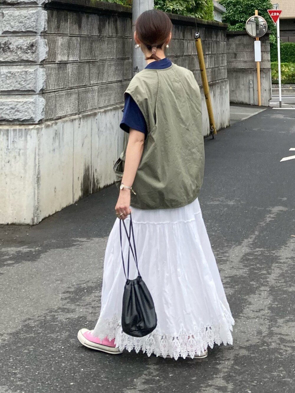 ブルー系のTシャツ/カットソー、グリーン系のベスト、ホワイト系のスカートを着用したレディースの夏コーディネートの5枚目の写真