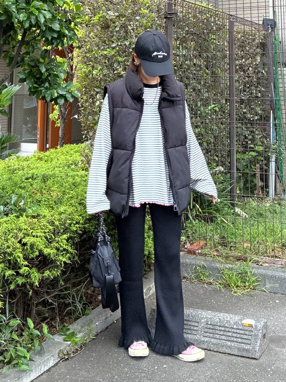 ブラック系のトートバッグ、ホワイト系のTシャツ/カットソー、ブラック系のその他パンツを着用したレディースの秋コーディネートの5枚目の写真