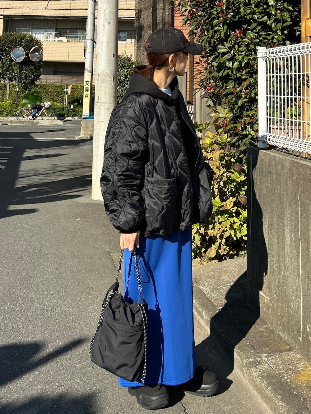 「冬コーデ、クリスマスに着たい服、マイベストコーデ2024、レイヤードスタイル、休日スタイル、アウトドアスタイル、キルティング、冬アウター、パーカー、ロングスカート、ハンドバッグ、ブーツ、ムートンブーツ、キャップ、プチプラ」｜「notch.の【 notch. by KR 】オーバーキルティングジャケット（ノーカラージャケット、ブラック系）」を使った、ＫＲさん（レディース・159cm）の冬コーディネートの4枚目の写真