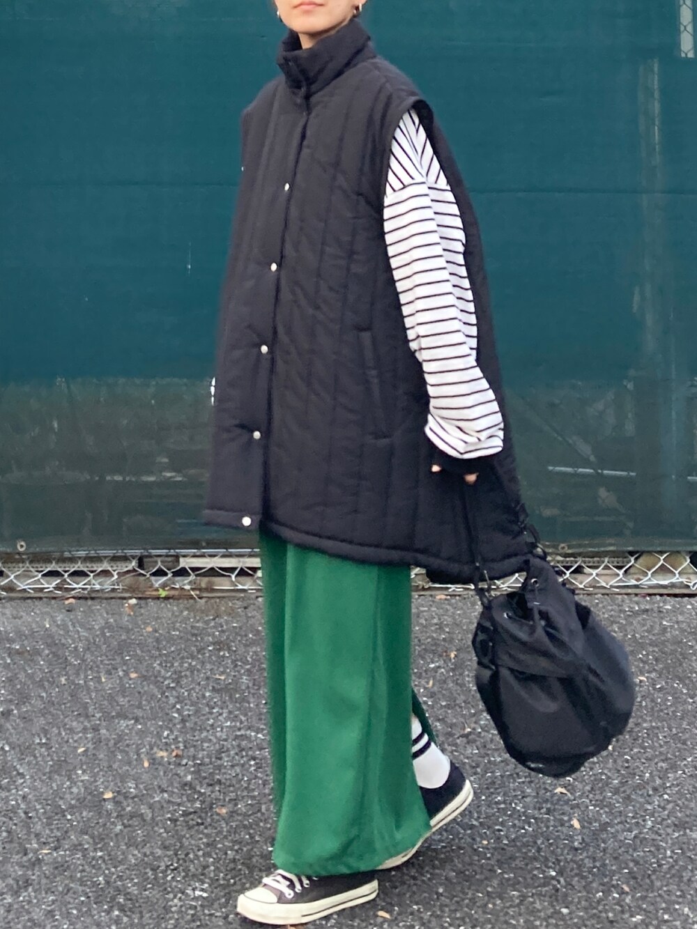 ブラック系のブルゾン、ブラック系のTシャツ/カットソー、ブラック系のショルダーバッグを着用したレディースの秋コーディネートの3枚目の写真