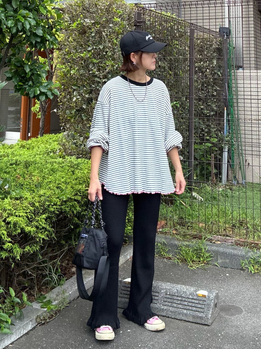 ホワイト系のTシャツ/カットソー、ブラック系のその他パンツ、ブラック系のトートバッグを着用したレディースの秋コーディネートの2枚目の写真