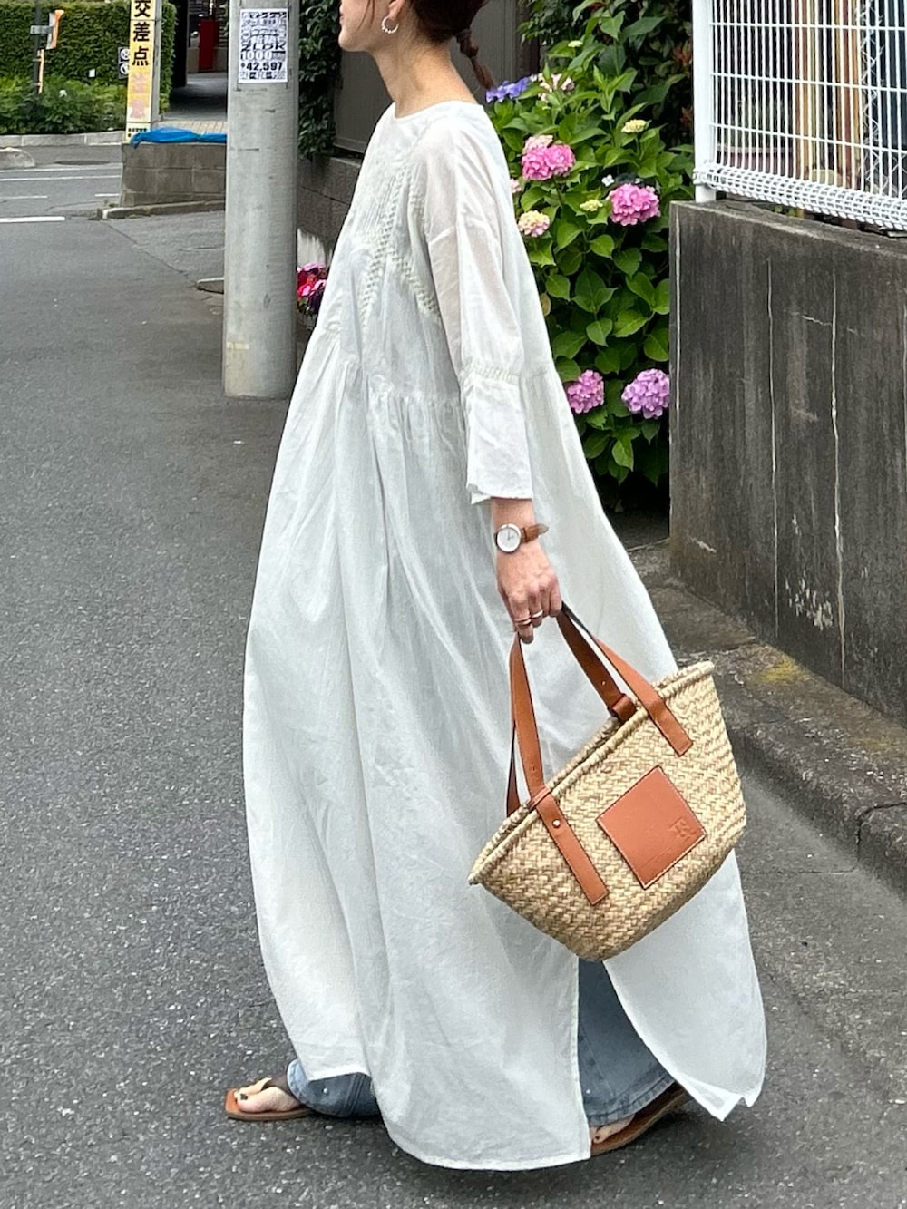 「レイヤードスタイル、フェススタイル、夏コーデ、テーマパークコーデ、プチプラ、きれいめカジュアル、ワンピース、ロングワンピース、かごバッグ、トートバッグ、お出かけコーデ」｜「notch.の【 notch. by KR 】レース切替ルーズボイルワンピース（ワンピース、ホワイト系）」を使った、ＫＲさん（レディース・159cm）の夏コーディネートの5枚目の写真