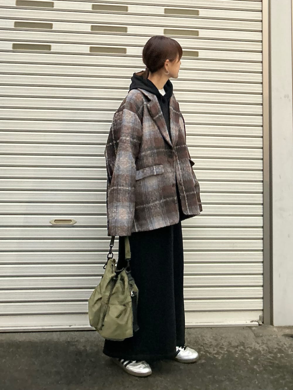 「休日スタイル、レイヤードスタイル、きれいめカジュアル、大人カジュアル、冬コーデ、お出かけコーデ、冬アウター、ピーコート、チェック、パーカー、スウェット、ロングスカート、スニーカー、ハンドバッグ、プチプラ」｜「notch.の【 notch.by yui 】 シャギービッグテーラージャケット（ピーコート、ブラウン系）」を使った、ＫＲさん（レディース・159cm）の秋コーディネートの2枚目の写真