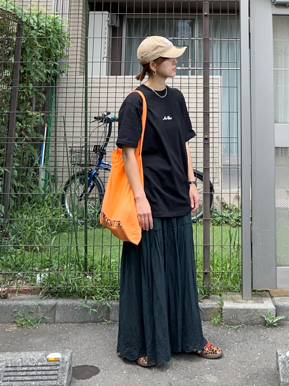 ブラック系のTシャツ/カットソー、ブラック系のスカート、ホワイト系のスカートを着用したレディースの夏コーディネートの3枚目の写真