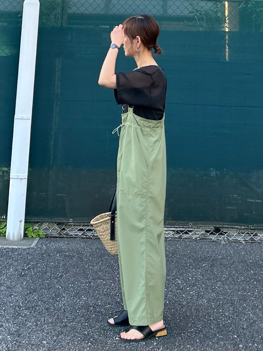 「春夏コーデ、夏コーデ、シンプルコーデ、お出かけコーデ、デートコーデ、レイヤードスタイル、休日スタイル、シアートップス、ブラウス、ロングスカート、サンダル、かごバッグ、トートバッグ、きれいめカジュアル、プチプラ」｜「select MOCA by sonの【サイズ展開あり】オーバーシア―トップス（シャツ/ブラウス、ブラック系）」を使った、ＫＲさん（レディース・159cm）の春コーディネートの5枚目の写真