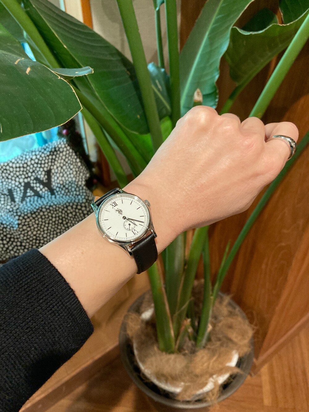 ベージュ系のジャンパースカート、ブラック系のハンドバッグ、ブラック系のアナログ腕時計を着用したレディースの冬コーディネートの3枚目の写真