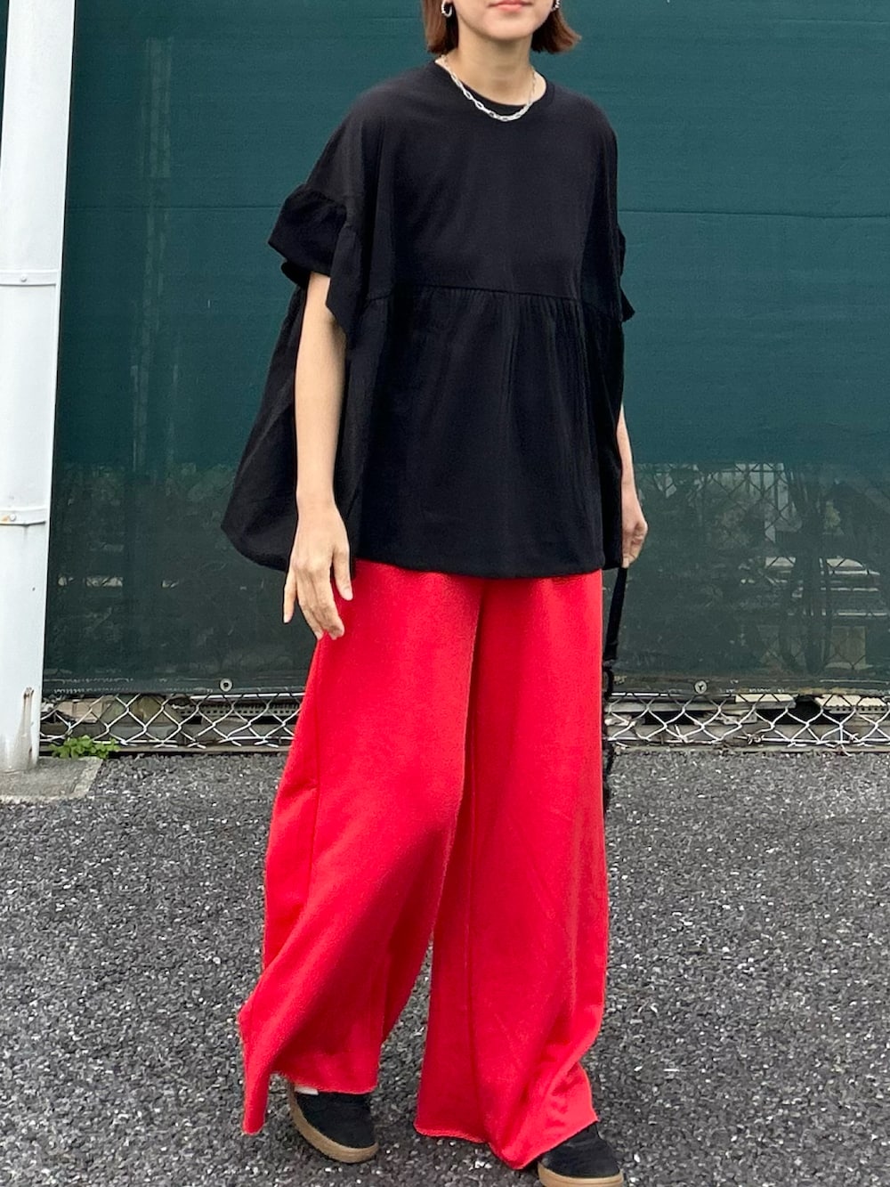 「春夏コーデ、夏コーデ、お出かけコーデ、シンプルコーデ、プチプラ、きれいめカジュアル、大人カジュアル、フリル、Tシャツ、スウェットパンツ、ワイドパンツ、カラーパンツ、ショルダーバッグ、スニーカー」｜「recaのフレンチ袖フリルプルオーバー（Tシャツ/カットソー、ブラック系）」を使った、ＫＲさん（レディース・159cm）の春コーディネートの4枚目の写真