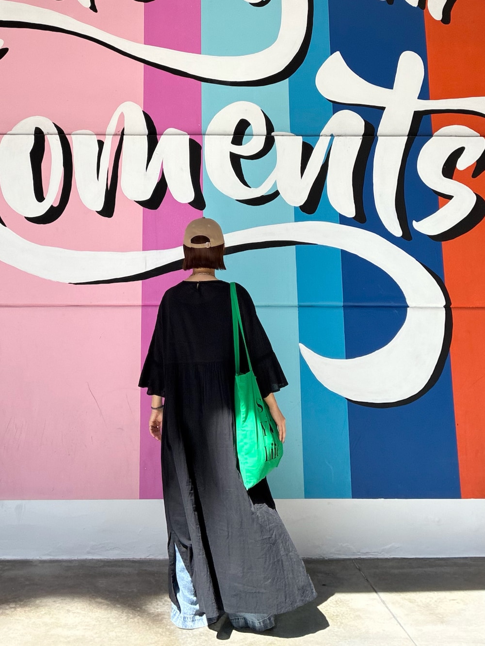 ブラック系のワンピースを着用したレディースの春コーディネートの5枚目の写真