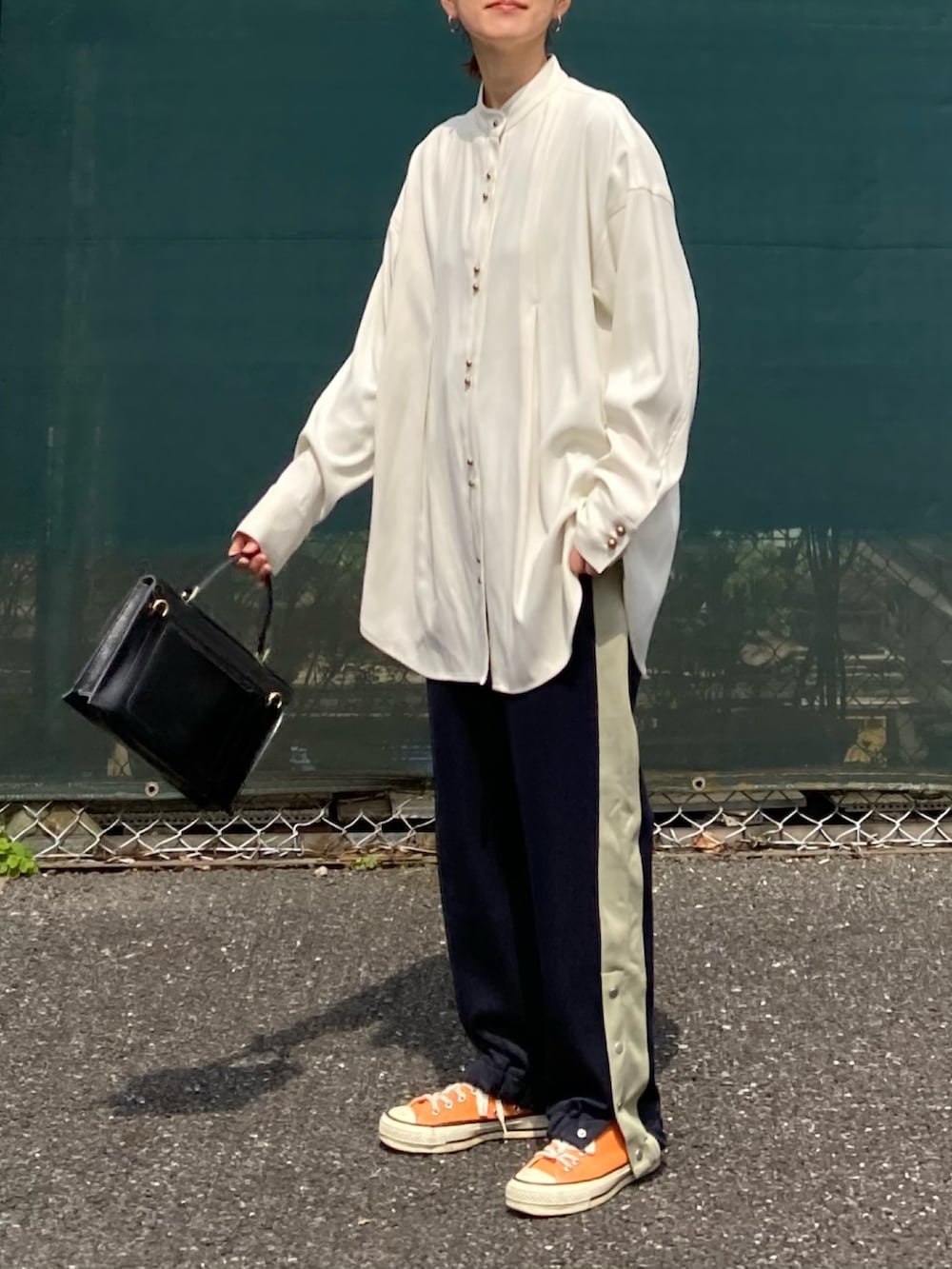 ホワイト系のシャツ/ブラウス、ブルー系のスウェットパンツ、ブラック系のショルダーバッグを着用したレディースの春コーディネートの2枚目の写真