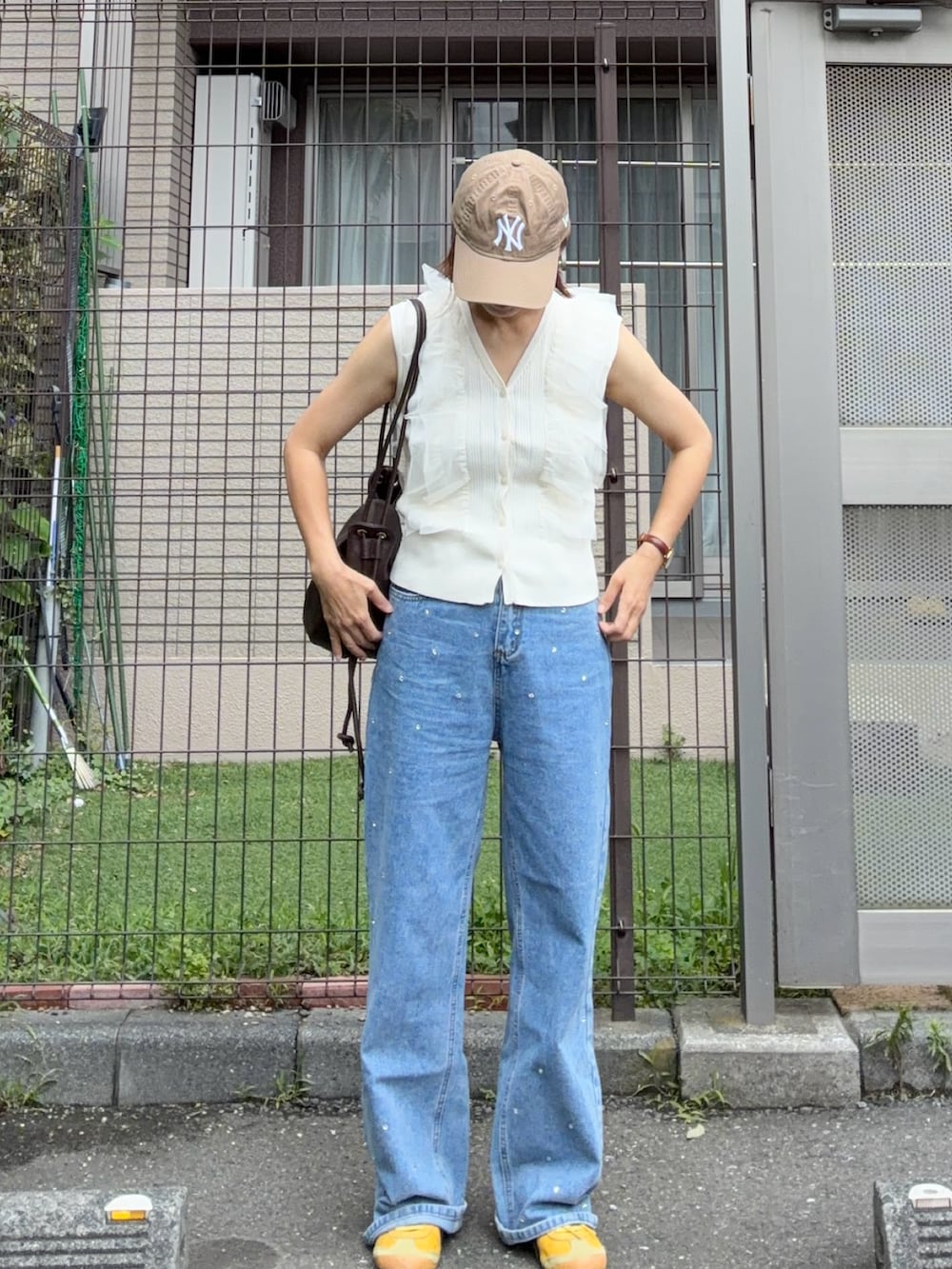 ホワイト系のカーディガン/ボレロ、ブルー系のデニムパンツ、ブラウン系のショルダーバッグを着用したレディースの夏コーディネートの2枚目の写真