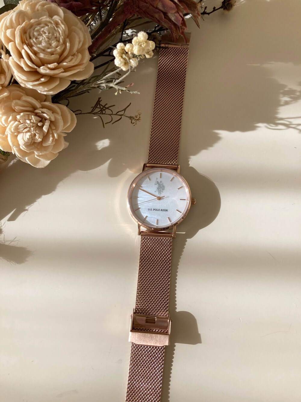 グレー系のシャツ/ブラウス、グレー系のパンツ、ホワイト系のアナログ腕時計を着用したレディースの冬コーディネートの3枚目の写真