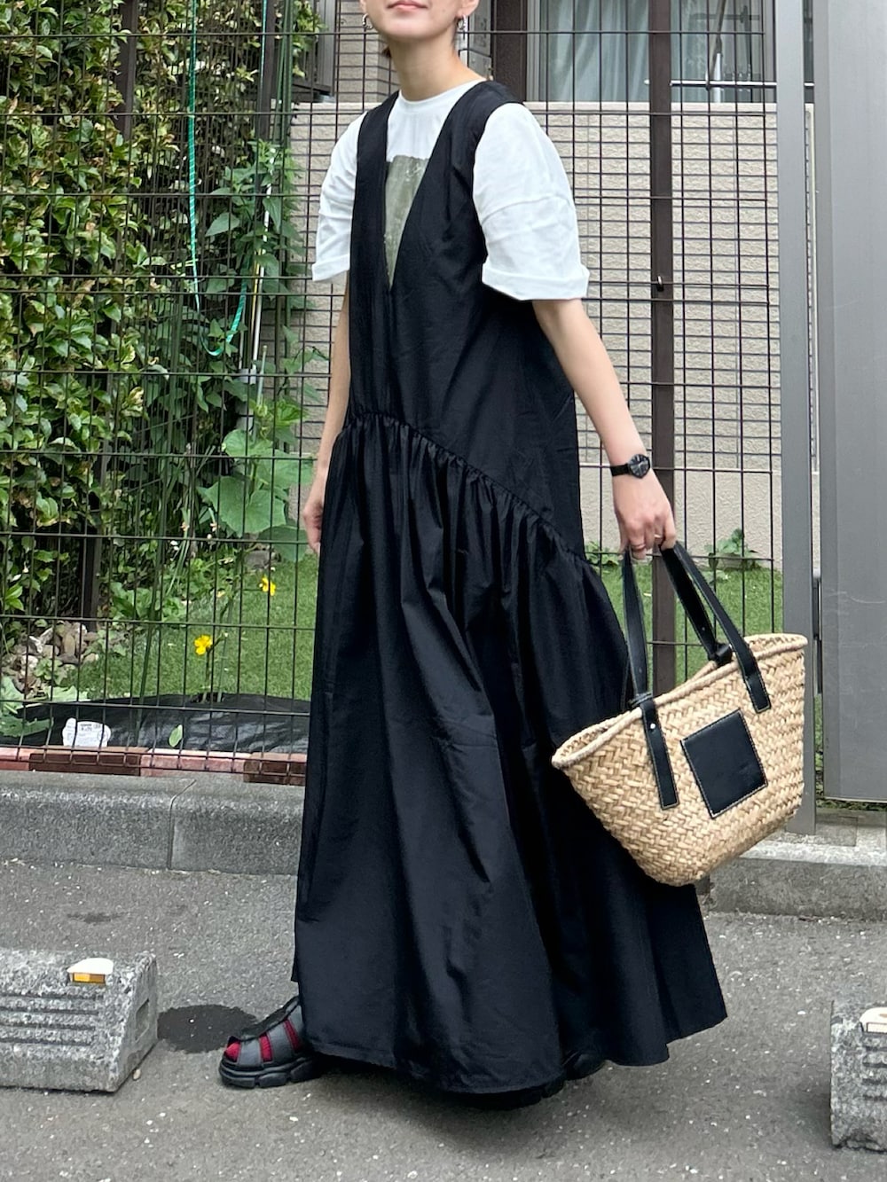 「きれいめカジュアル、大人カジュアル、シンプルコーデ、モノトーン、プチプラ、夏コーデ、白Tシャツ、プリントT、ワンピース、ロングワンピース、グルカサンダル、カラーソックス、かごバッグ、トートバッグ、休日スタイル」｜「notch.の箔プリント半袖Ｔシャツ（Tシャツ/カットソー、ホワイト系）」を使った、ＫＲさん（レディース・159cm）の春コーディネートの3枚目の写真