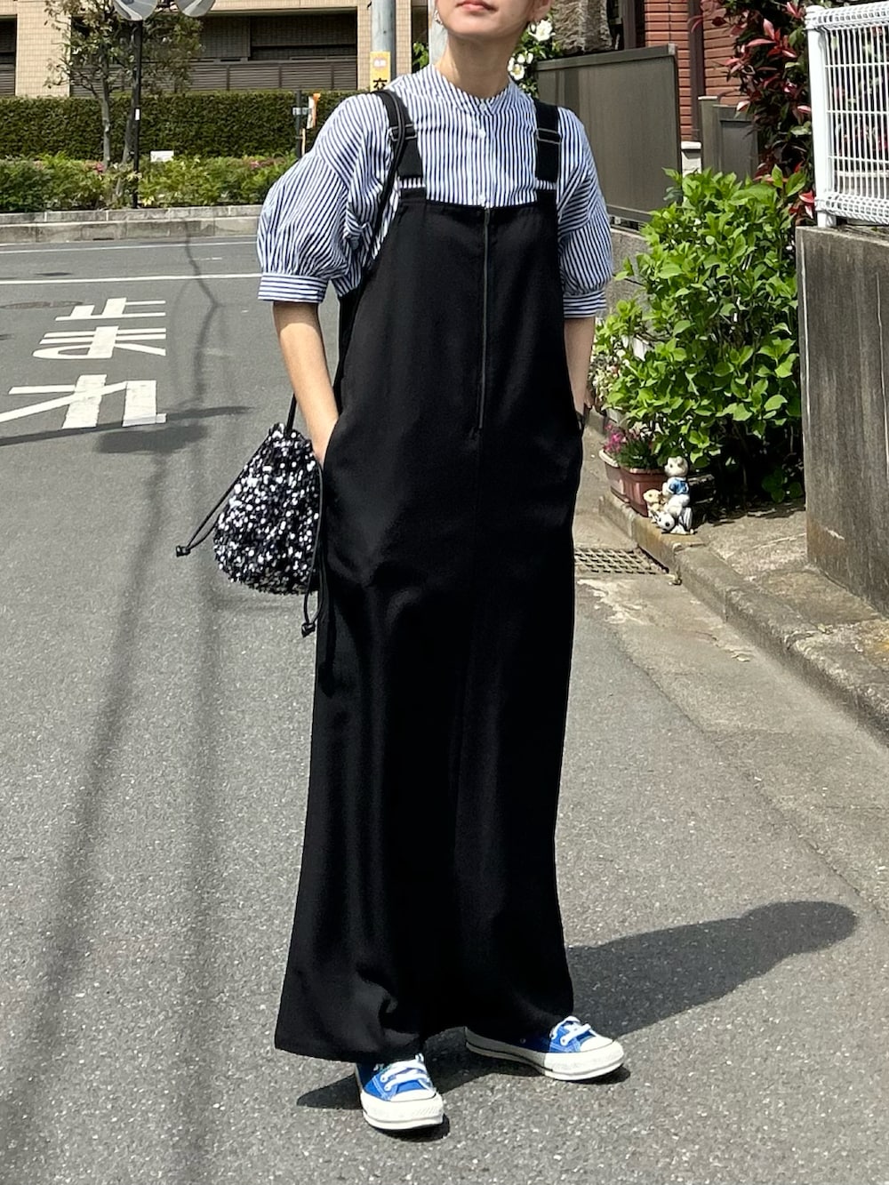 ブルー系のシャツ/ブラウス、ブラック系のワンピース、シルバー系のハンドバッグを着用したレディースの春コーディネートの4枚目の写真