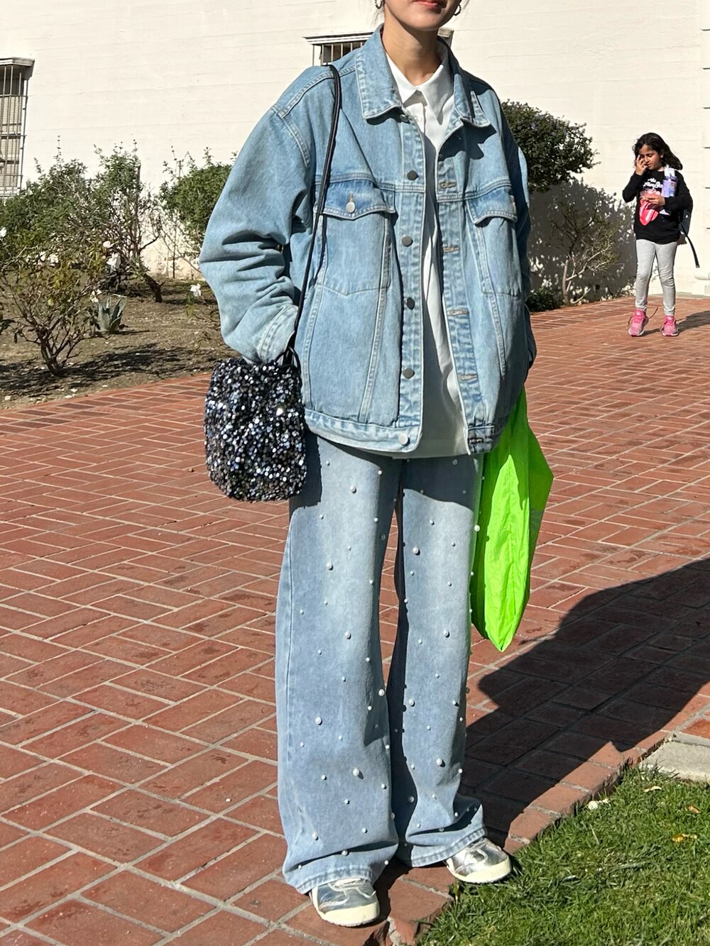 ホワイト系のシャツ/ブラウス、ブルー系のデニムジャケット、ブルー系のデニムパンツを着用したレディースの冬コーディネートの3枚目の写真