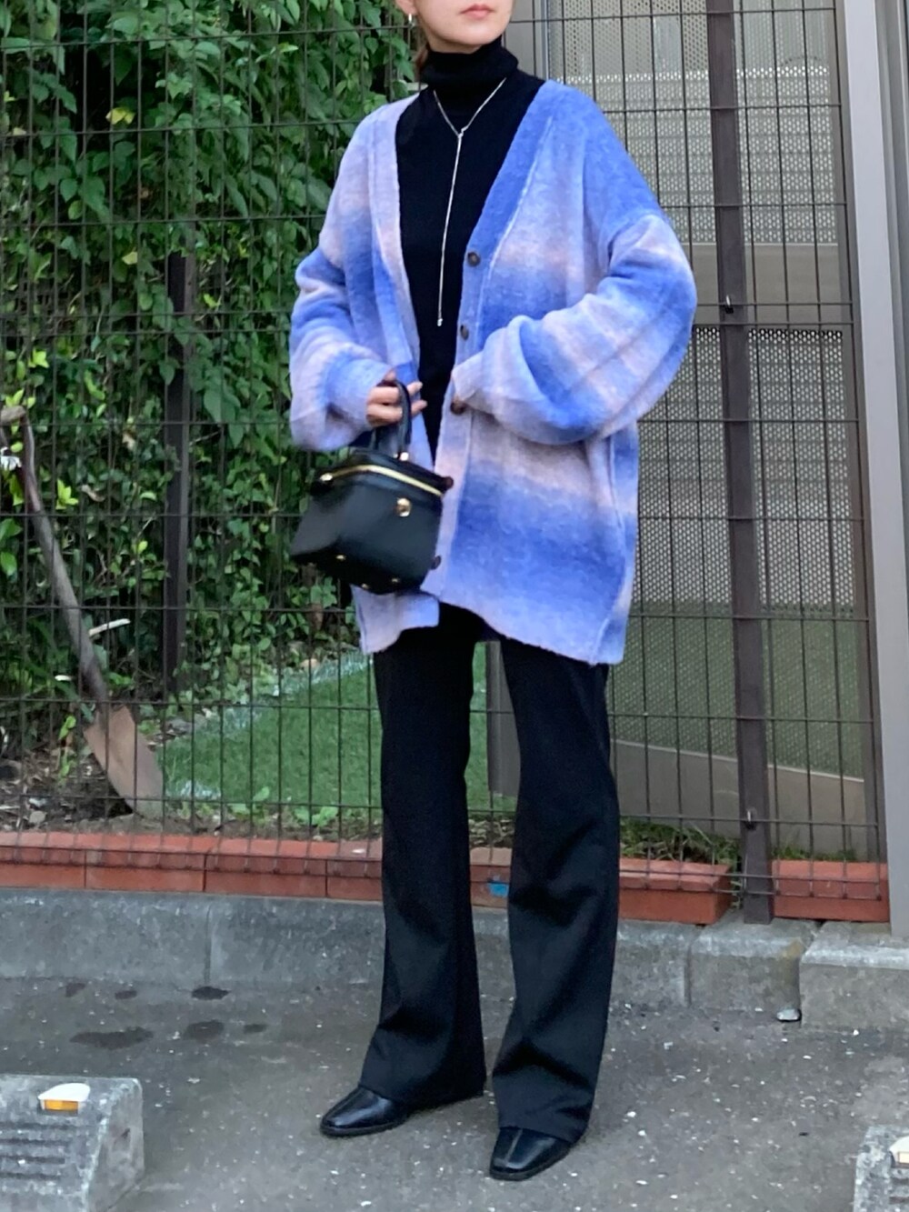 ブルー系のカーディガン/ボレロ、ブラック系のその他パンツ、ブラック系のショルダーバッグを着用したレディースの秋コーディネートの2枚目の写真
