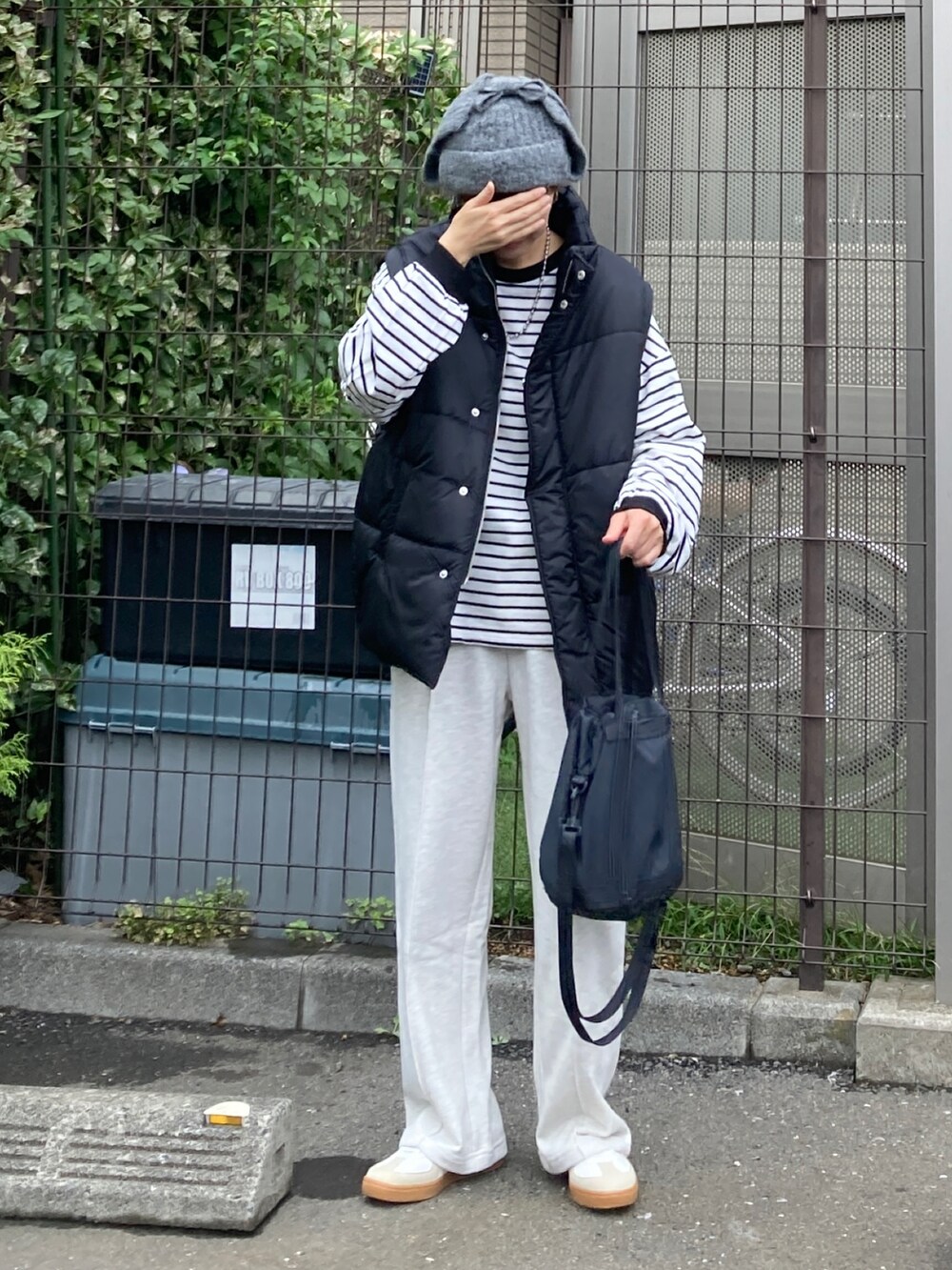 「秋服まるっと大公開、秋コーデ、シンプルコーデ、レイヤードスタイル、休日スタイル、アウトドアスタイル、ストリート、プチプラ、ベスト、ダウンベスト、ボーダー、スウェットパンツ、ニット帽、スニーカー、スポーツミックス」｜「notch.の【 notch. by KR 】パデッドベスト（ダウンベスト、ブラック系）」を使った、ＫＲさん（レディース・159cm）の秋コーディネートの5枚目の写真