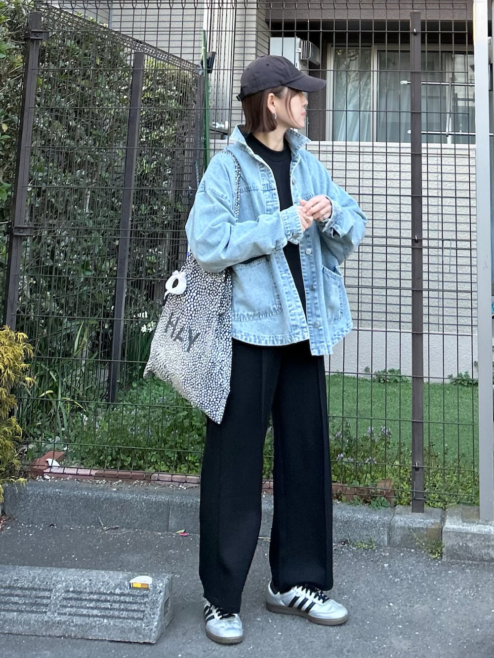 ブラック系のその他パンツ、ブラック系のTシャツ/カットソー、ブルー系のデニムジャケットを着用したレディースの春コーディネートの2枚目の写真