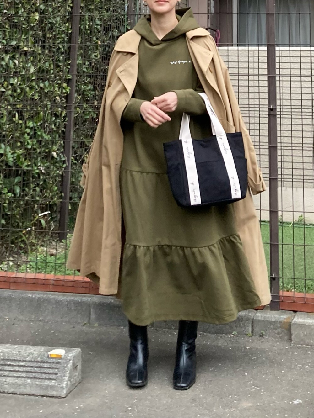 グリーン系のワンピース、ブラック系のトートバッグを着用したレディースの春コーディネートの2枚目の写真