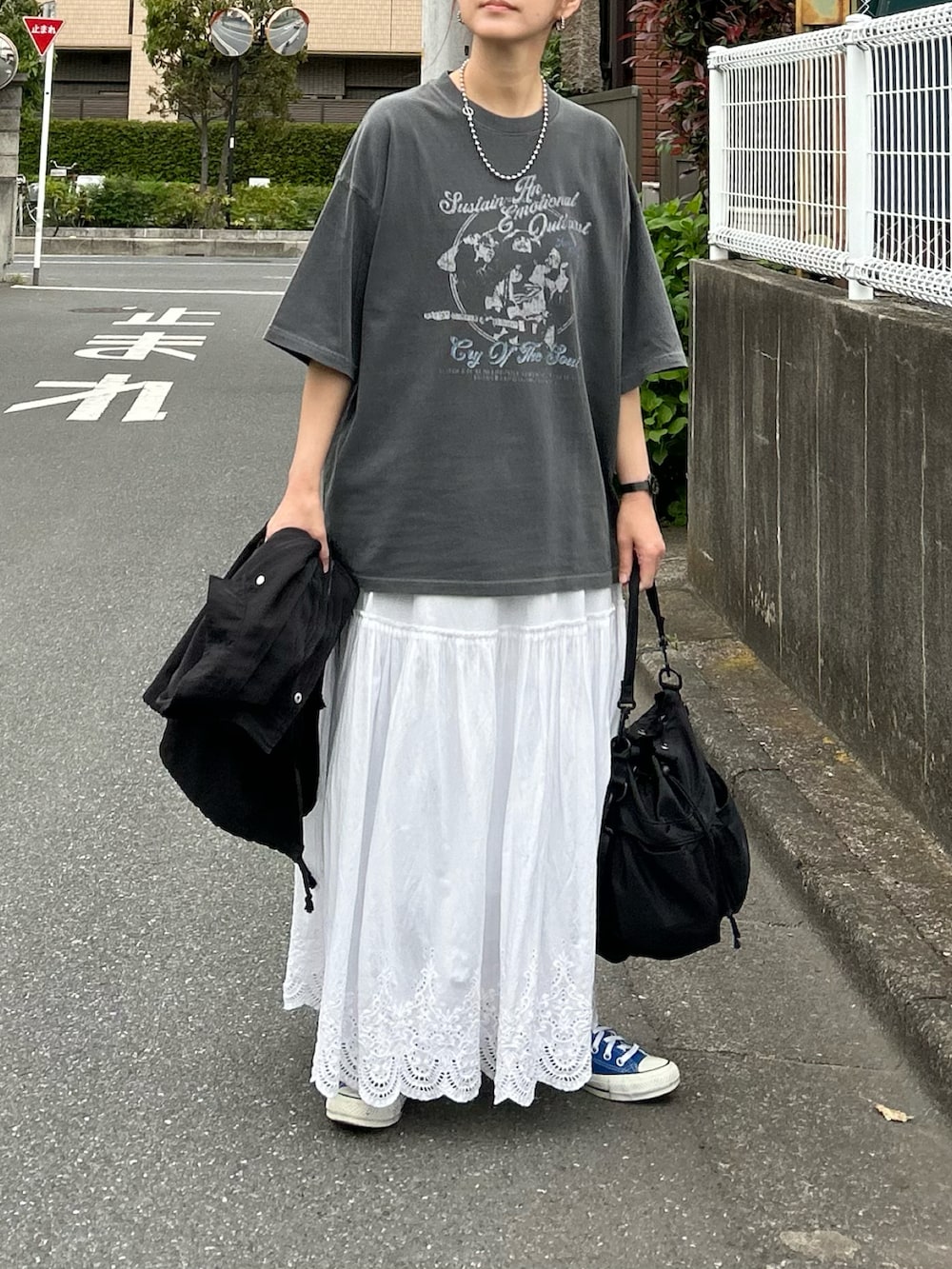 その他のTシャツ/カットソー、ホワイト系のスカート、ブラック系のベストを着用したレディースの春コーディネートの3枚目の写真